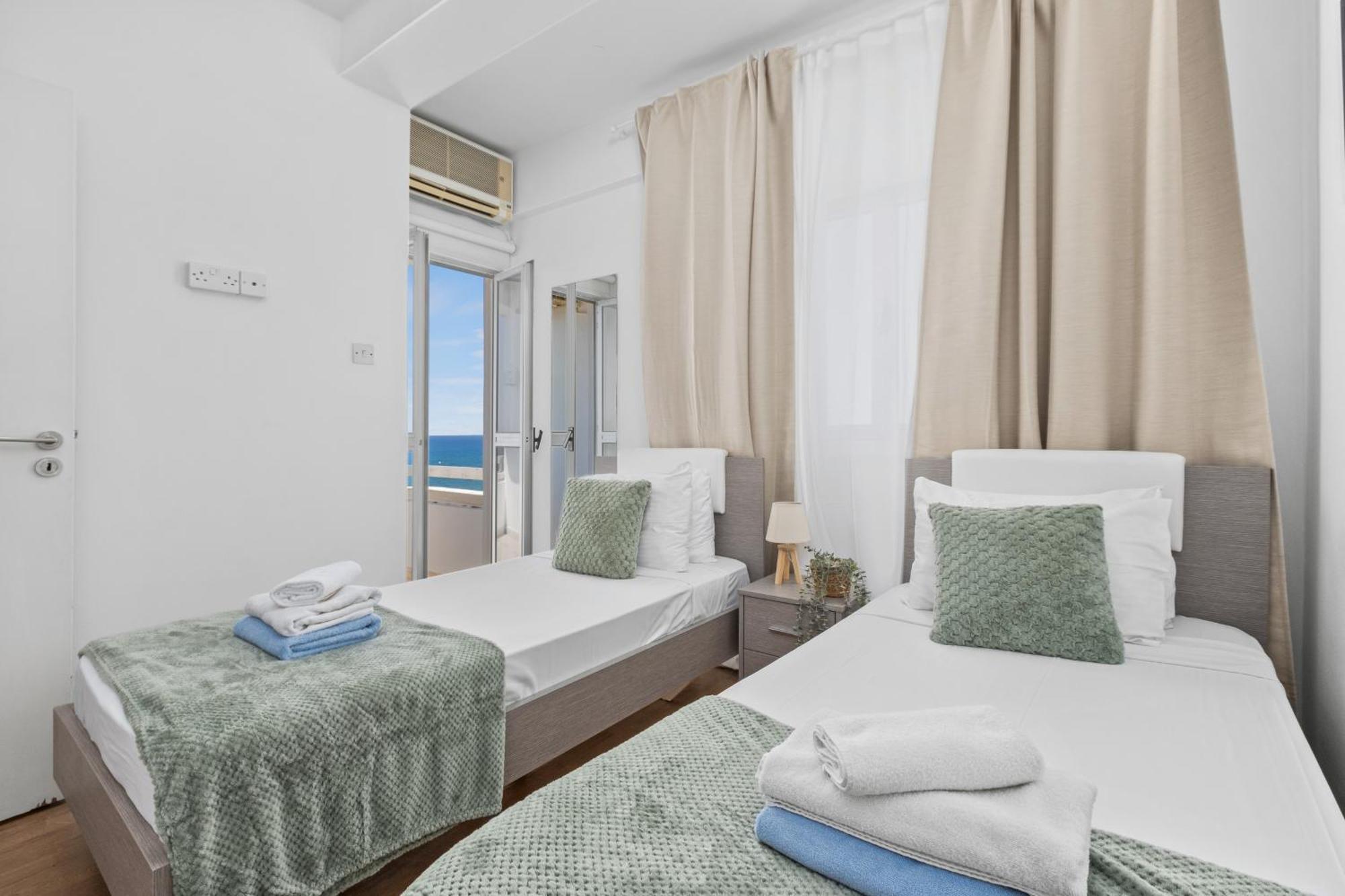 Lazuli Sea View Beachfront- Ap 61 Ларнака Екстер'єр фото